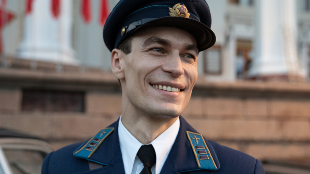 <p><b>Анатолий Ковров — Кирилл Кузнецов</b></p><p><b><br></b></p><p>Военный летчик, герой Гражданской войны в Испании. Влюбляется в Галину с первого же взгляда на новоселье у друзей. Роман Героя Советского Союза и любимицы публики был быстрым и ярким, но семейная жизнь оказалась не такой простой… Одним из источников вдохновения при создании персонажа стала история легендарного летчика Анатолия Серова.</p><p><i><b><br></b></i></p><p><i><b>Кирилл Кузнецов</b>: «Хотелось достать его озорство и мальчишество, его хулиганские поступки, чтобы он был живым человеком».</i></p>