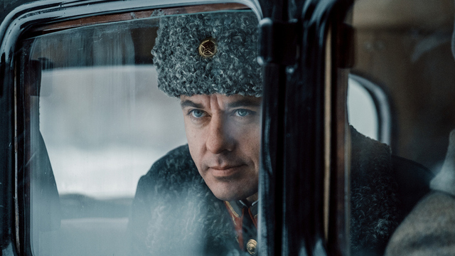 <p><b>Константин Павловский — Игорь Петренко</b></p><p><br></p><p>Генерал Павловский встречает Галину во время ее выступления перед солдатами на фронте. Героиня не отвечает на ухаживания военного. Прототипом персонажа мог стать маршал Советского Союза Константин Рокоссовский, которому приписывали роман с Валентиной Серовой.</p><p><br></p><p><i><b><a href="https://dzen.ru/a/Z2LEmXiKXBxJoC4n%20" target="_blank">Игорь Петренко</a></b>: «Несмотря на суждения и догадки, для меня это собирательный образ и исключительно художественный, вымышленный. Сильный человек, но абсолютно связанный различными обстоятельствами и фатально понимающий всю бесперспективность вспыхнувшего чувства к красивой, талантливой, яркой Галине Ковровой, главным делом для которого, как и для большинства окружающих, было бить врага. Но харизма и красота девушки и потребность заботиться о ком-то, взять под защиту, на мгновение заставили Константина Георгиевича потерять голову. Возможно, если бы не война… Хотя...»</i></p>