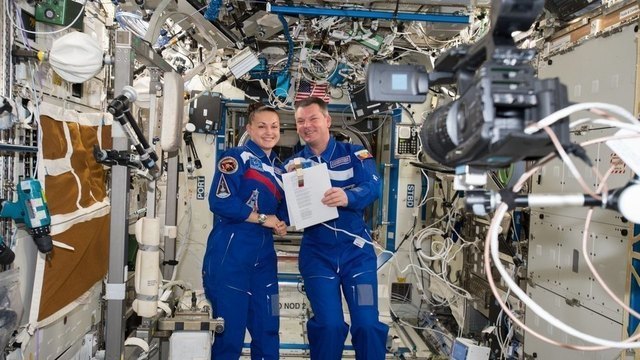 Летчик-космонавт Валерий Токарев: «Станция, как и космический корабль, состоит из модулей. Это отсеки метра четыре в диаметре и не больше 15 метров в длину. У каждого космонавта есть свой уголок: ночью приходишь, привязываешь спальник, сам туда заплываешь. Рядом обычно плавает ноутбук, радио, чтобы можно было тебя, если что, быстро поднять. Это похоже на общежитие. Ничего нет изолированного, даже каюты без ширмы, только в туалете можно немного уединиться. Хотя в американских кораблях полностью изолированные каюты. <...> Считается, что космонавтов в экипажи тщательно подбирают по психологическим характеристикам, но это не совсем так. Если экипаж многонациональный, то каждая страна просто предоставляет своего человека». На фото: российские космонавты Елена Серова и Александр Самокутяев во время интервью