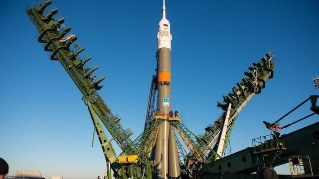 С 2011 года после сворачивания американской программы шаттлов космонавты отправляются на МКС только на российских кораблях «Союз». Стоимость доставки одного астронавта на орбиту составляет около $71 млн. На фото: закрепление ракеты «Союз» на стартовой площадке космодрома Байконур