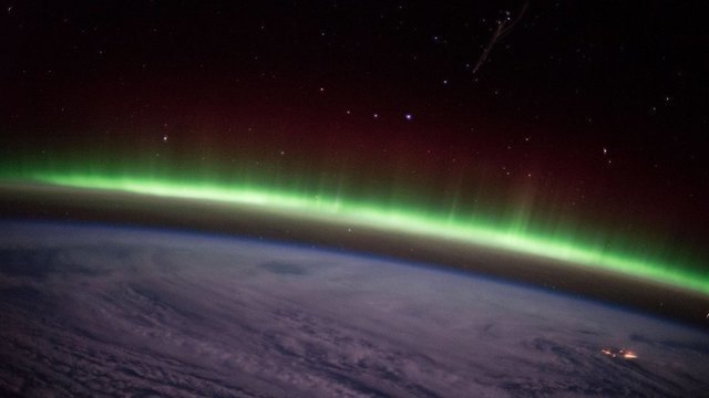 Все эти неудобства, по словам космонавтов, стоят того вида, который открывается из иллюминаторов МКС. Это фото северного сияния сделано Самантой Кристофоретти из «купола» станции, одного из модулей МКС, состоящего из семи прозрачных иллюминаторов и предназначенного для наблюдения за поверхностью Земли, работающими в открытом космосе людьми или техникой