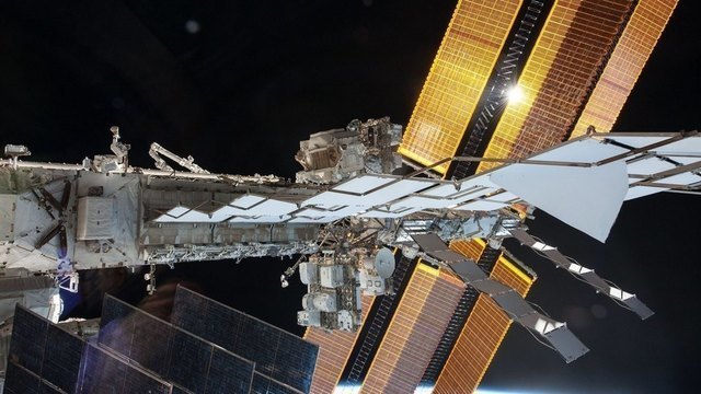 Неотъемлемая часть работы на орбите — выходы в открытый космос происходит для установки, ремонта или замены какого-либо оборудования. В среднем каждая такая операция занимает 5-6 часов, хотя первые попытки из-за особенностей скафандров старой конструкции не превышали 30 минут. Космонавт Терри Вертс предложил своим подписчикам в Twitter найти на этом фото ферменной конструкции МКС (собранный экипажем модуль, служащий для негерметичного хранения грузов, установки солнечных батарей и другого оборудования) космонавта, занимающегося монтажом оборудования