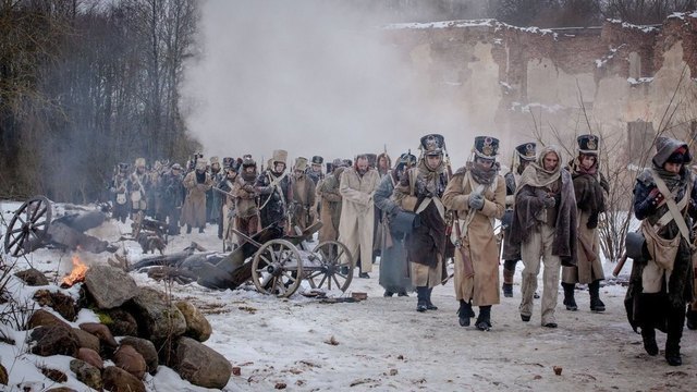 Чтобы изучить основы военного строя и перемещения, огневую и штыковую подготовку, вооружение и историю эпохи, правила обращения с пушками, а также импровизированные средства первой помощи на поле боя, ушли сотни часов. Перед каждой сценой стрельбы из кремниевого оружия участников сражений обрабатывали дымным порохом — на каждого солдата было израсходовано более пяти килограмм.