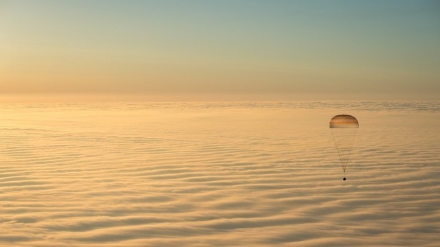 После полугода на орбите космонавты возвращаются с МКС, причем спуск, возможно, самая опасная часть экспедиции. После отстыковки от станции капсула «Союза» делает несколько витков вокруг Земли перед тем, как войти в плотные слои атмосферы. До этого от нее отстыковываются орбитальный отсек и тормозная двигательная установка, которые сгорают при падении. Горит и капсула с космонавтами — они могут из иллюминатора наблюдать, как воспламеняется нагретый до 300° C корпус. Когда скорость падения снижается до 250 м/с, выбрасываются два парашюта — тормозной и основной, снижающий скорость посадки. На фото: посадка «Союза» с экипажем 42-й космической экспедиции — Барри Уилмором, Еленой Серовой и Александром Самокутяевым