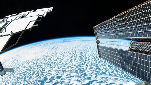 Первые практические попытки выйти за пределы атмосферы Земли были предприняты еще в конце XIX века — тогда был разработан проект летательного аппарата для космических перелетов. Начало активному исследованию космоса положил запуск первых ракет в начале XX века, а с 1960-х годов вывод на орбиту и за ее пределы космических аппаратов, в том числе с экипажем на борту, стал нормой. Первое фото Земли из космоса было сделано в 1946 году. С тех пор изображения не только Земли, но и других небесных тел не перестают поражать воображение. На фото: процесс установки кабеля для нового стыковочного порта МКС, из Twitter американского астронавта Барри Уилмора