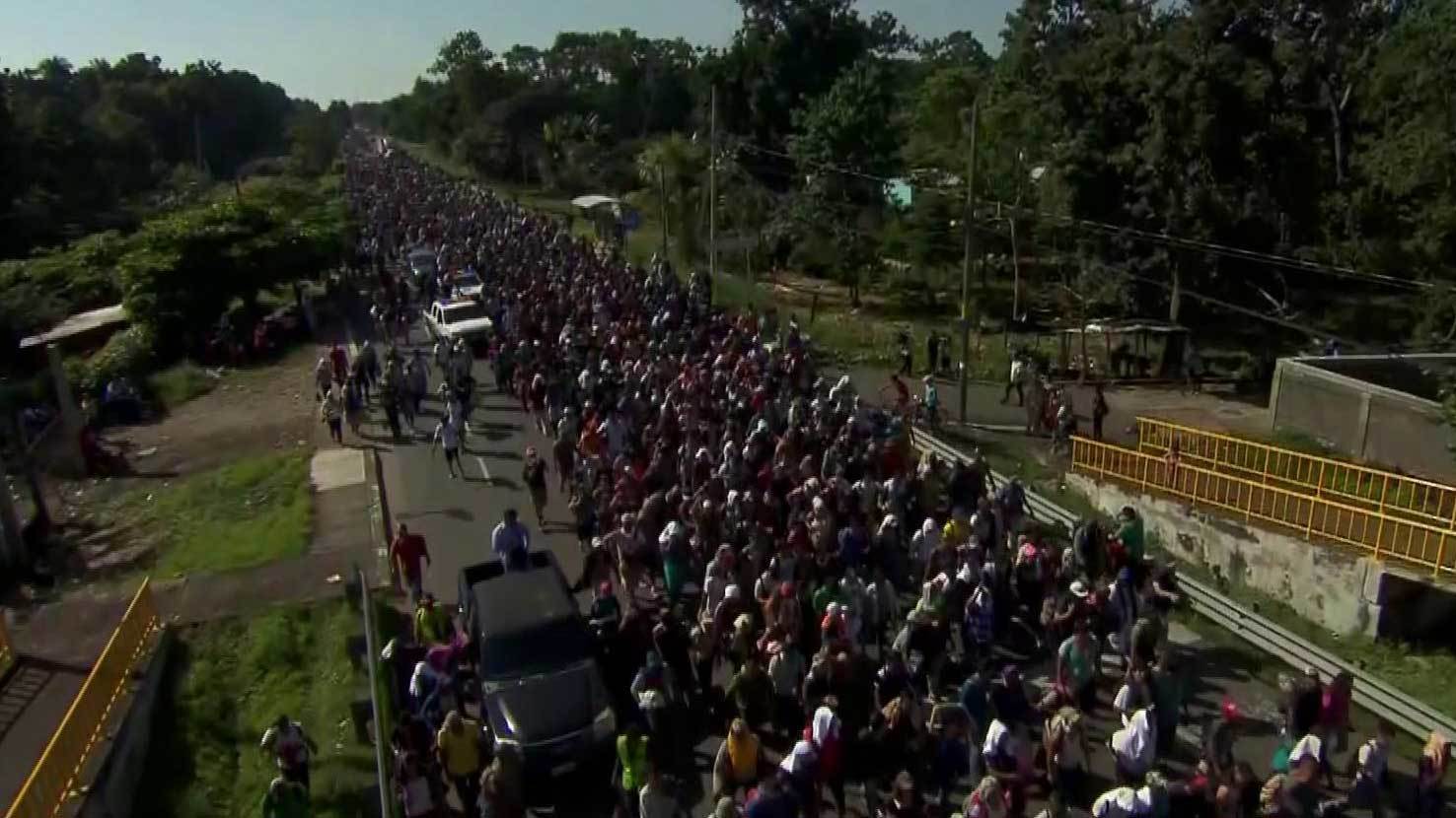 Рекордный караван мигрантов приближается к границам США