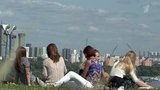 Солнечные, в меру теплые выходные прогнозируют в столице синоптики