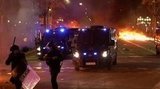 Барселона напоминает зону боевых действий, митингующие строят баррикады и жгут мусорные баки