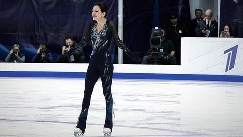 Победа Медведевой в короткой программе и другие моменты первого дня Rostelecom Cup
