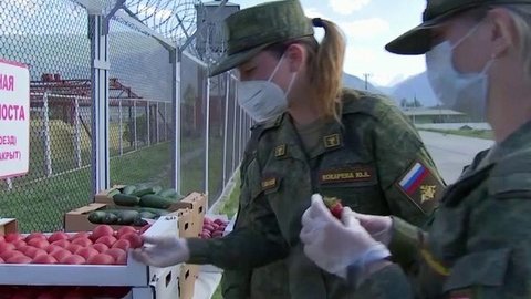 В Дагестане местные жители овощами и фруктами отблагодарили военных, помогающих лечить больных коронавирусом
