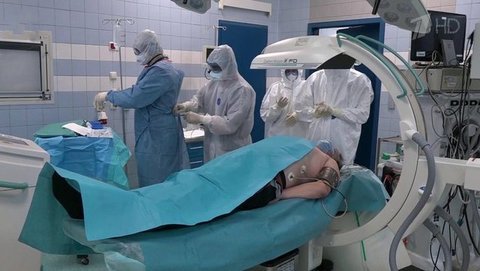Российские медики за все время пандемии не прекращали делать операции пациентам с COVID-19