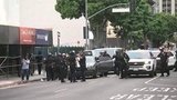 В США протестующие требуют увольнений и сокращения зарплат для полицейских