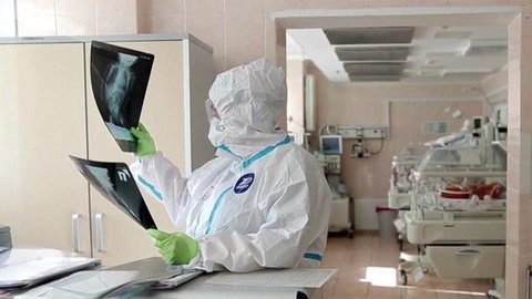 Новых случаев инфицирования коронавирусом в России уже всю неделю менее семи тысяч