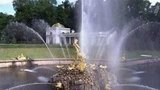 В Москве и Петербурге первых посетителей после перерыва встречают Третьяковская галерея и Петергоф