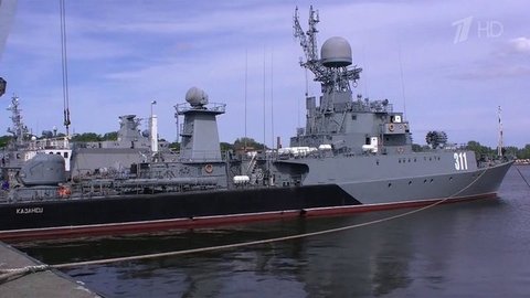 В Кронштадте встречают первую группу кораблей, участников военно-морского парада в честь Дня ВМФ