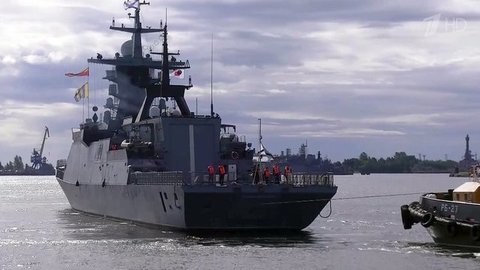 Первая репетиция грандиозного парада в честь дня ВМФ прошла в Финском заливе