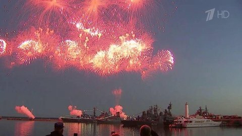 Грандиозным салютом завершился большой праздник в честь Дня Военно-морского флота
