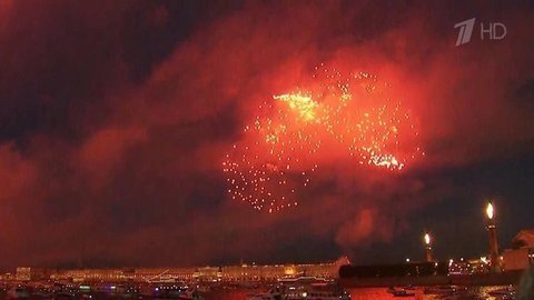 Красочный салют стал финальным аккордом грандиозного праздника в честь Дня ВМФ