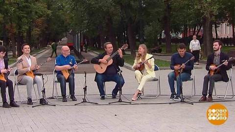 Андрей Горбачев и Гнесинский ансамбль исполнителей на балалайках. Доброе утро. Фрагмент выпуска от 11.08.2020