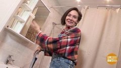 Виктория Борисова вешает шкафчик в ванной. Доброе утро. Суббота. Фрагмент выпуска от 05.09.2020