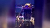 На Волжском шоссе в Самаре многотонный грузовик буквально встал на дыбы