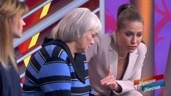 "Вы же бьетесь за каждую грязную бумажку!" - Юлия Барановская призывает героиню избавиться от мусора. Мужское / Женское. Фрагмент