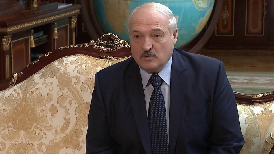 Синий дилдо - хозяин ее пуси как Лукашенко в Беларуси