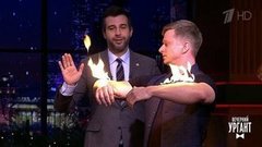 Роман Курцын показывает трюк с огнем. Вечерний Ургант