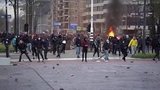 В Нидерландах, где вслед за тотальным карантином на днях ввели комендантский час, прошли протесты