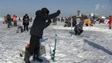 Во Владивостоке несколько сотен любителей зимней рыбалки собрались на народный фестиваль