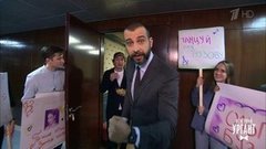 Поклонники не могут поприветствовать Константина Хабенского из-за фанатов Ольги Бузовой. Пролог. Вечерний Ургант