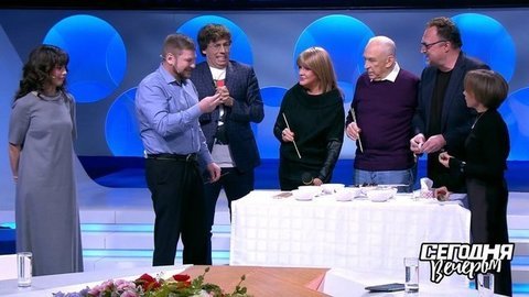 «Первый таракан за 20 лет»: Максим Галкин заставил участников «Последнего героя» снова есть экзотику. Сегодня вечером. Фрагмент
