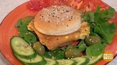 Бургер с омлетом на завтрак. Доброе утро. Фрагмент