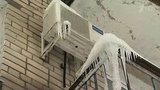 Чиновники обращаются к жителям с просьбой сообщать об опасных участках со снегом и льдом
