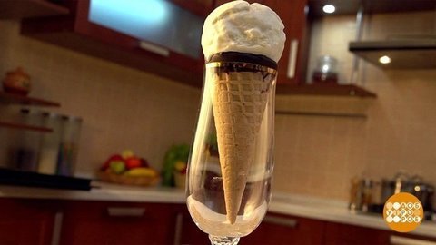 Кофе в вафельном стаканчике для нее. Доброе утро. Фрагмент
