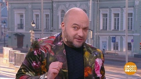 Кирилл Лопатинский пакует подарки. Доброе утро. Суббота. Фрагмент