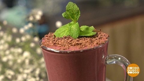 Шоколадный смузи с бананом и вишней. Доброе утро. Фрагмент