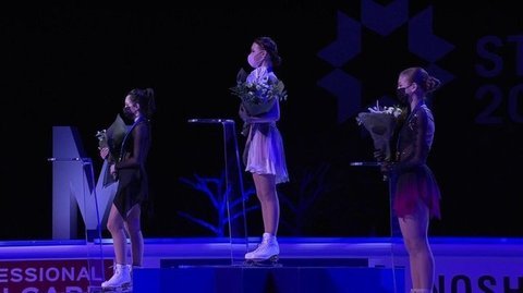 Женщины. Церемония награждения. Чемпионат мира по фигурному катанию 2021