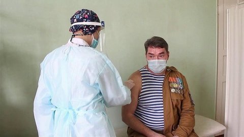 В Екатеринбурге на прививку пришли участники предстоящего Парада Победы