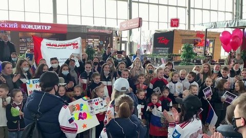 Во Владивостоке приземлился самолет с российскими фигуристами, одержавшими историческую победу в Осаке