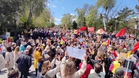 Тысячи людей вышли на улицы украинских городов почтить память погибших в Великой Отечественной войне