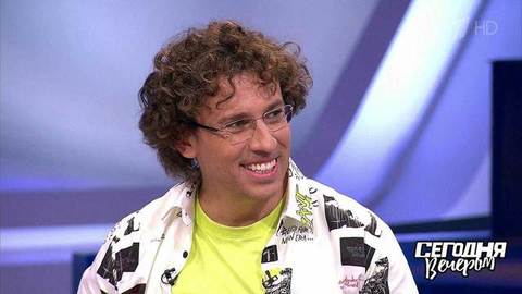 «И мы это пели!» Максим Галкин вспомнил дворовую песенку из детства и погрузил студию в атмосферу ностальгии. Сегодня вечером. Фрагмент