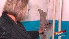 «Это лучше один раз увидеть!» Жительница аварийного дома проводит экскурсию. Мужское / Женское. Фрагмент