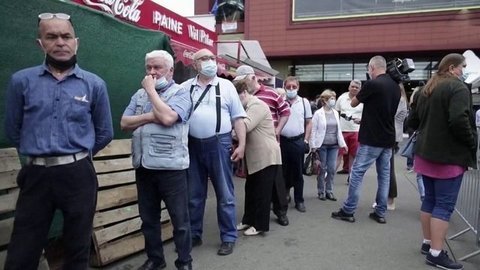 В Германии в пунктах вакцинации от COVID-19 образовались огромные очереди