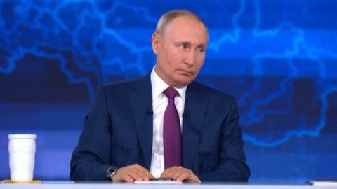 «Никакой неразберихи здесь нет, все действуют в рамках закона», — Владимир Путин о правилах вакцинации от коронавируса. Фрагмент Прямой линии 2021