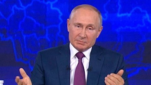 «Скорее всего в младших классах учебный процесс будет организован в обычном режиме». Фрагмент Прямой линии 2021