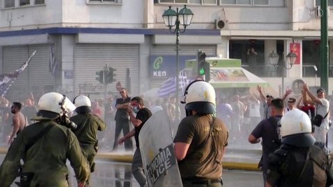 В Афинах несколько тысяч противников вакцинации вышли на Площадь Конституции