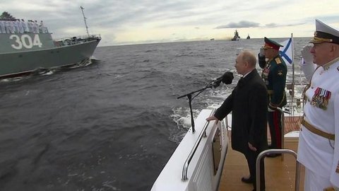 Верховный главнокомандующий поприветствовал экипажи кораблей на Кронштадтском рейде
