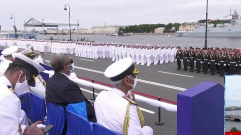 Парадный строй на Кронштадтском рейде возглавляет корабль противоминной обороны «Владимир Емельянов»
