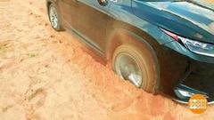 Вызволяем машину из песка. Доброе утро. Фрагмент